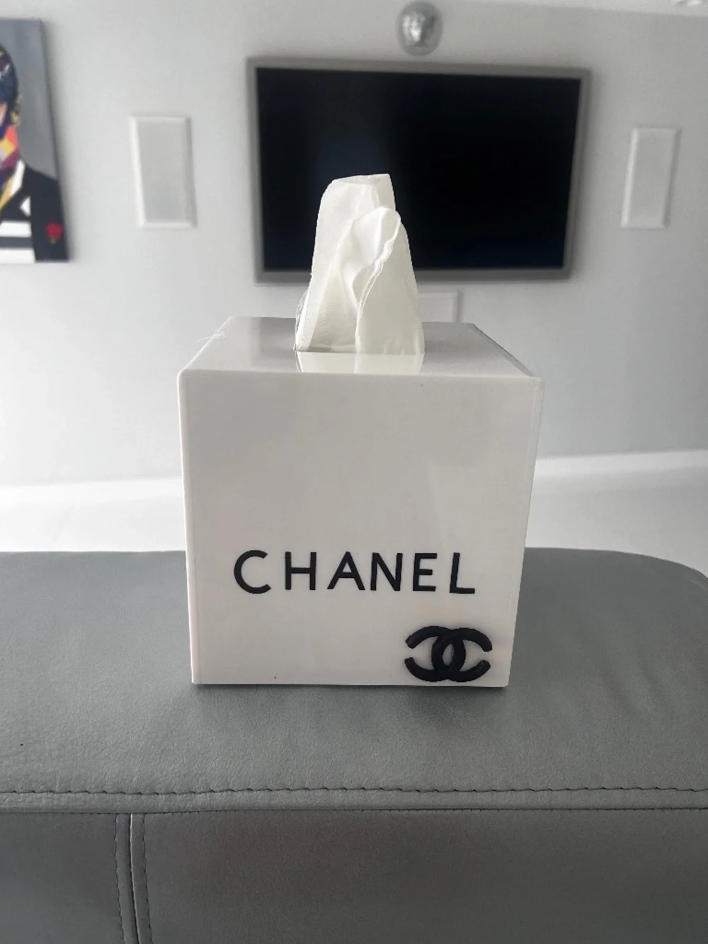 Tissue box/White shinny acrylic tissue pop up box with black letters and CC